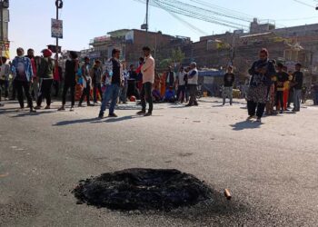 सिराहामा माओवादी कार्यकर्ता काे प्रदर्शन, पूर्व-पश्चिम राजमार्ग बन्द