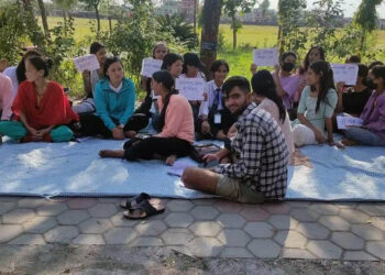 शिक्षकको माग गर्दै टीकापुर क्याम्पसका विद्यार्थी धर्नामा
