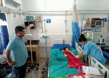 सर्पले टोकेका ८ वर्षे बालकको सफल उपचारपछि टीकापुरमा अर्का बालककाे उपचार हुदै