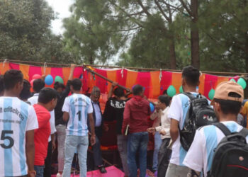 डडेल्धुरामा मुख्यमन्त्री बसेको मञ्च ढलेपछि मानिसकाे भागाभग