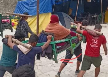 व्यवस्था बदलिएको नेपालमा अवस्था नबदलिँदा मानिस बोक्न बाध्य